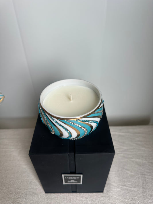 Lukter helt fantastisk! Fyller rommet . Luktegaranti . 50t brennetid